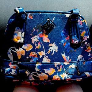 Simply Vera Vera Wang floral handle bag.